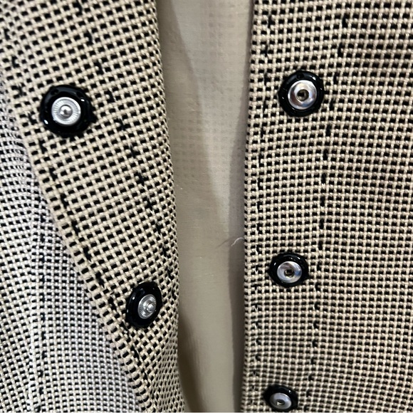 Carlisle Women's 10 Knit Blazer. Beige and Black. Hidden Snap Button Closure. - Picture 5 of 10